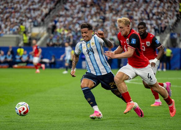 June 22, 2026, Arlington, Texas, USA: Argentina player 24 MD ENZO FERNoÂNDEZ dribbling past Austrian player 4 MF XAVER SCHLAGER Arlington USA - ZUMAm147 20260622_zap_m147_050 Copyright: xHossxMcBainx