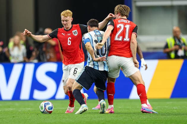 Austria s Nicolas Seiwald and Argentina s Lionel Messi battling for the ball during the FIFA World Cup, WM, Weltmeisterschaft, Fussball 2026 Group J match between Argentina and Austria at Dallas Stadium on June 22, 2026 in Dallas, United States. (Photo by Torbjorn Tande DeFodi Images) - *** Austrias Nicolas Seiwald and Argentinas Lionel Messi battling for the ball during the 2026 FIFA World Cup Group J match between Argentina and Austria at Dallas Stadium on June 22, 2026, in Dallas, United States. Photo by Torbjorn Tande, DeFodi Images,detected_source_language