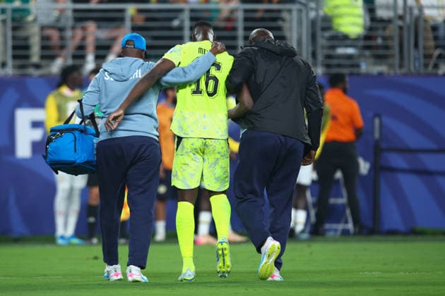 FIFA World Cup, WM, Weltmeisterschaft, Fussball 2026: Norway v Senegal NEW JERSEY, USA - 22nd June 2026: Edouard Mendy of Senegal forced off with an injury during the FIFA World Cup 2026 Group I match between Norway and Senegal at New York New Jersey Stadium New York New York New Jersey Stadium United States of America Copyright: xCraigxMercerx xPeakxActionxPhotosx