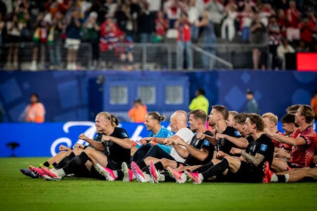 New York New Jersey, USA 22nd Jun 2026. Final jubilation: The Norwegian team is rowing alongside the fans Erling Haaland (NOR) Antonio Nusa (NOR) Stale Solbakken (NOR) Alexander Sorloth (NOR) Kristoffer Ajer (NOR) Norway - Senegal World Cup Norwegen - Senegal 22.06.2026 *** New York, New Jersey, USA, June 22, 2026. Jubilation after the final. The Norwegian team is rowing alongside the fans. Erling Haaland (NOR), Antonio Nusa (NOR), Stale Solbakken (NOR), Alexander Sorloth (NOR), Kristoffer Ajer (NOR). Norway vs. Senegal, World Cup. Norway vs. Senegal, June 22, 2026.,detected_source_language