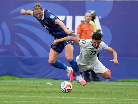 June 22, 2026, Philadelphia, Pennsylvania, USA: France s midfielder 14 ADRIEN RABIOT (L) and Iraq s midfielder 23 MERCHAS DOSKI (R) vie for the ball during the 2026 World Cup Group I football match between France and Iraq at Lincoln Financial Field Stadium. Philadelphia USA - ZUMAs337 20260622_znp_s337_006 Copyright: xGentxShkullakux