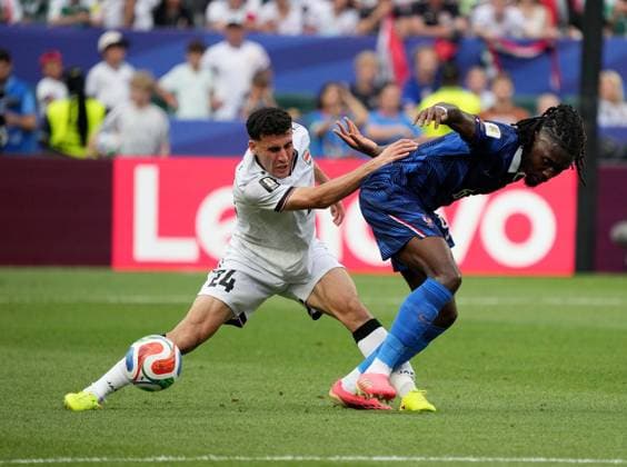 June 22, 2026, Philadelphia, Pennsylvania, USA: France s midfielder 6 MANU KONE (R) and Iraq s midfielder 24 ZAID ISMAEL (L) vie for the ball during the 2026 World Cup Group I football match between France and Iraq at Lincoln Financial Field Stadium. Philadelphia USA - ZUMAs337 20260622_znp_s337_008 Copyright: xGentxShkullakux