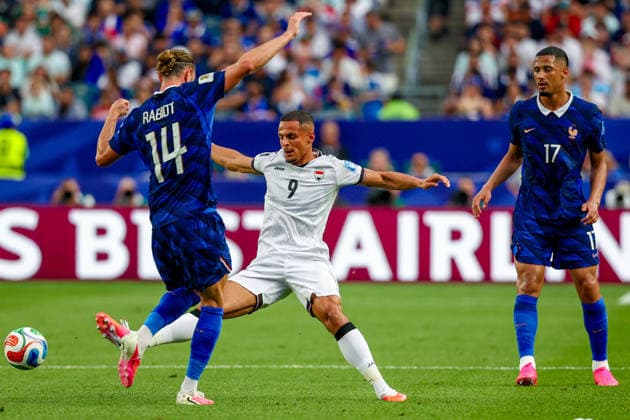 June 22, 2026, Philadelphia, Pennsylvania, USA: ALI AL-HAMADI of Iraq tackles the ball away from ADRIEN RABIOT of France during the 2026 FIFA World Cup, WM, Weltmeisterschaft, Fussball Group I match at Philadelphia Stadium. World Cup 2026: Group I: France 3:0 Iraq  - ZUMAm283 20260622_zsp_m283_030 Copyright: xBillyxMyersx