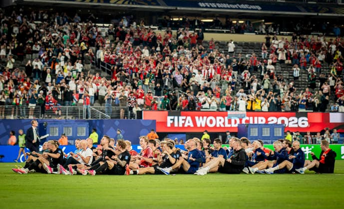 New York New Jersey, USA 22nd Jun 2026. Final jubilation: The Norwegian team is rowing alongside the fans Erling Haaland (NOR) Martin Odegaard (NOR) Stale Solbakken (NOR) Alexander Sorloth (NOR) Julian Ryerson (NOR) Norway - Senegal World Cup Norwegen - Senegal 22.06.2026 *** New York, New Jersey, USA, June 22, 2026. Jubilation at the final. The Norwegian team is rowing alongside the fans. Erling Haaland (NOR), Martin Odegaard (NOR), Stale Solbakken (NOR), Alexander Sorloth (NOR), Julian Ryerson (NOR). Norway vs. Senegal, World Cup. Norway vs. Senegal, June 22, 2026.,detected_source_language