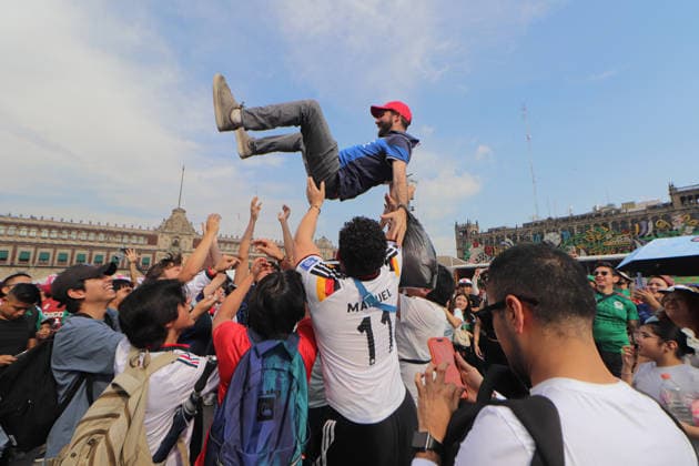 French Fans Support Their Team At FIFA World Cup, WM, Weltmeisterschaft, Fussball Fan Festival Fans of France national team, Nationalteam throw a man into the air in celebration of their national team during the FIFA World Cup Group J match between France and Irak at the FIFA World Cup Fan Fest on June 22, 2026, in Mexico City, Mexico. (Photo by Carlos Tischler Eyepix Group) Copyright: xCarlosxsantiago xEyepixxGroupx CS_22062026_188482