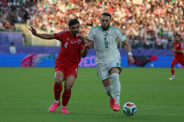 Husam Abudahab (L) of Jordan vies for the ball with Amine Gouiri of Algeria during the FIFA World Cup, WM, Weltmeisterschaft, Fussball 2026 group stage match Jordan against Algeria at the Levi s stadium in Santa Clara, United States, 22 June 2026. FIFA World Cup 2026 - Group J - Jordan vs Algeria !ACHTUNG: NUR REDAKTIONELLE NUTZUNG!  Copyright: xMIGUELxGUTIÉRREZx AME3553 20260623-55020679326_1