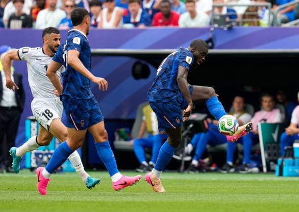 Dayot Upamecano (Frankreich, 4) am Ball. USA, FIFA Weltmeisterschaft, Frankreich vs Irak, Philadelphia, 22.06.2026 USA, FIFA Weltmeisterschaft, Frankreich vs Irak, Philadelphia, 22.06.2026 Philadelphia *** Dayot Upamecano, France; 4 on the ball, USA; FIFA World Cup; France vs. Iraq; Philadelphia; June 22, 2026; USA; FIFA World Cup; France vs. Iraq; Philadelphia; June 22, 2026; Philadelphia,detected_source_language Copyright: xEibner-Pressefoto ScottxColemanx EP_SCN
