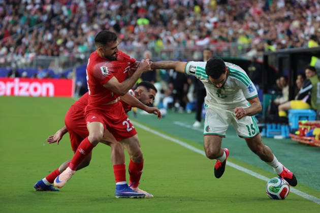 Ehsan Haddad (L) of Jordan vies for the ball with Rayan Ait-Nouri of Algeria during the FIFA World Cup, WM, Weltmeisterschaft, Fussball 2026 group stage match Jordan against Algeria at the Levi s stadium in Santa Clara, United States, 22 June 2026. FIFA World Cup 2026 - Group J - Jordan vs Algeria !ACHTUNG: NUR REDAKTIONELLE NUTZUNG!  Copyright: xMIGUELxGUTIÉRREZx AME3558 20260623-55020679340_1
