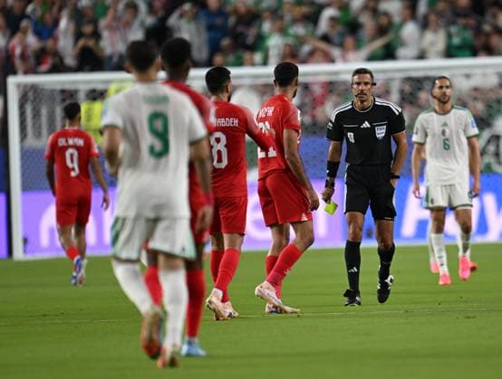Jordan v Algeria - FIFA World Cup, WM, Weltmeisterschaft, Fussball 2026 - Group J SANTA CLARA, UNITED STATES - JUNE 22: Referee Slavko Vincic shows yellow card during the 2026 FIFA World Cup First Stage Group J match between Jordan and Algeria at Levi s Stadium (San Francisco Bay Area Stadium) in Santa Clara, California, United States on June 22, 2026. Tayfun Coskun Anadolu California United States. Editorial use only. Please get in touch for any other usage.  Copyright: x2026xAnadoluxTayfunxCoskunx