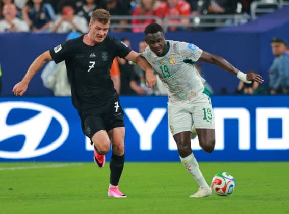 June 22, 2026, East Rutherford, New Jersey, USA: Norway forward Alexander Sorloth (7) and Senegal defender Moussa Niakhate (19) battle for the ball during the June 22nd FIFA World Cup, WM, Weltmeisterschaft, Fussball 2026 matchup between Norway and Senegal at MetLife Stadium in East Rutherford, New Jersey. East Rutherford USA - ZUMAs325 20260622_zsp_s325_027 Copyright: xJessxStilesx