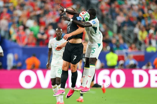EAST RUTHERFORD, NJ - JUNE 22: El Hadji Malick Diouf 25 of Senegal battles for the ball against Alexander Sorloth 7 of Norway during the first half of the FIFA World Cup, WM, Weltmeisterschaft, Fussball 2026 Group I Match between Norway and Senegal on June 22, 2026 at New York New Jersey Stadium in East Rutherford, New Jersey. (Photo by Rich Graessle Icon Sportswire) SOCCER: JUN 22 FIFA World Cup 26 Group I - Norway vs Senegal EDITORIAL USE ONLY Icon26062227500