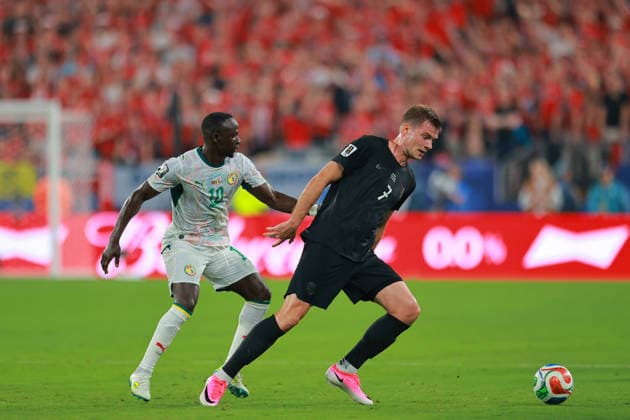 June 22, 2026, East Rutherford, New Jersey, USA: Senegal forward Sadio Mane (10) and Norway forward Alexander Sorloth (7) battle for the ball during the June 22nd FIFA World Cup, WM, Weltmeisterschaft, Fussball 2026 matchup between Norway and Senegal at MetLife Stadium in East Rutherford, New Jersey. FIFA World Cup 2026: Norway 3:2 Senegal  - ZUMAs325 20260622_zsp_s325_104 Copyright: xJessxStilesx