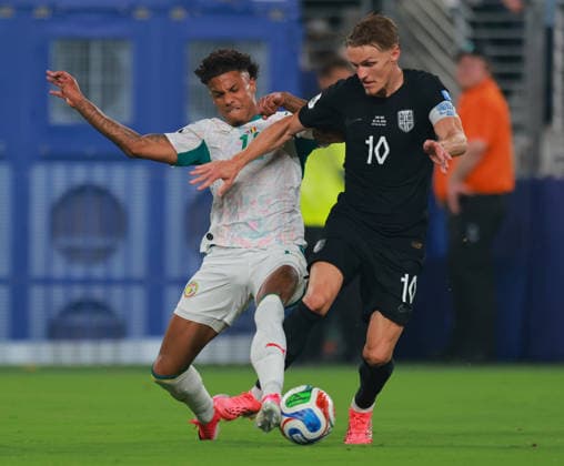 June 22, 2026, East Rutherford, New Jersey, USA: Senegal defender Ismail Jakobs (14) and Norway midfielder Martin Odegaard (10) battle for the ball during the June 22nd FIFA World Cup, WM, Weltmeisterschaft, Fussball 2026 matchup between Norway and Senegal at MetLife Stadium in East Rutherford, New Jersey. FIFA World Cup 2026: Norway 3:2 Senegal  - ZUMAs325 20260622_zsp_s325_114 Copyright: xJessxStilesx