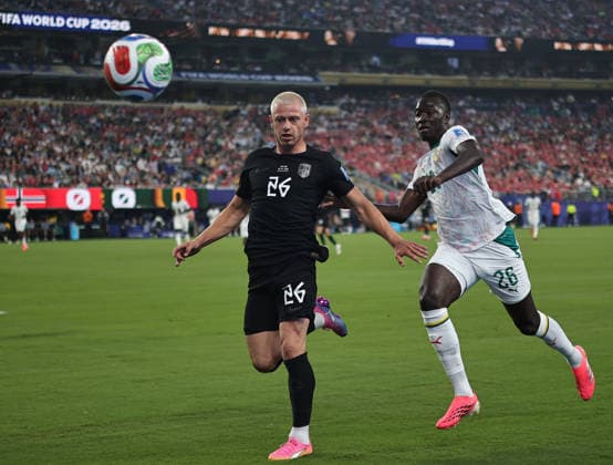 June 22, 2026, East Rutherford, New Jersey, USA: Norway defender Julian Ryerson (26) and Senegal midfielder Pape Gueye (26) battle for the ball during the June 22nd FIFA World Cup, WM, Weltmeisterschaft, Fussball 2026 matchup between Norway and Senegal at MetLife Stadium in East Rutherford, New Jersey. East Rutherford USA - ZUMAs325 20260622_zsp_s325_056 Copyright: xJessxStilesx