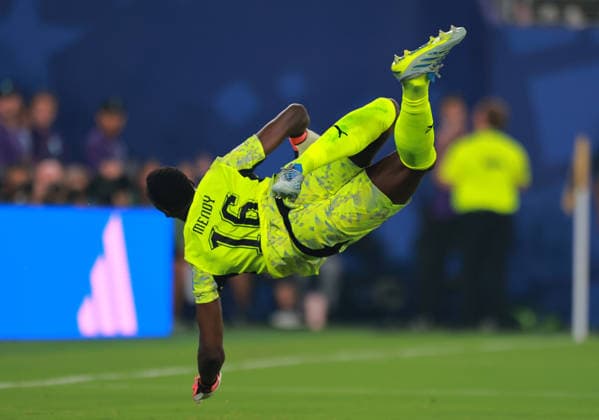 June 22, 2026, East Rutherford, New Jersey, USA: Senegal goalkeeper Edouard Mendy (16) jumps to make a save during the June 22nd FIFA World Cup, WM, Weltmeisterschaft, Fussball 2026 matchup between Norway and Senegal at MetLife Stadium in East Rutherford, New Jersey. East Rutherford USA - ZUMAs325 20260622_zsp_s325_057 Copyright: xJessxStilesx