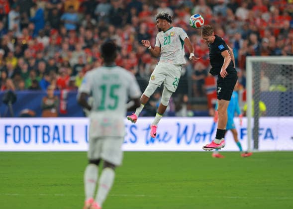 June 22, 2026, East Rutherford, New Jersey, USA: Senegal forward Ibrahim Mbaye (20) and Norway defender Torbjorn Heggem (17) jump to head the ball during the June 22nd FIFA World Cup, WM, Weltmeisterschaft, Fussball 2026 matchup between Norway and Senegal at MetLife Stadium in East Rutherford, New Jersey. FIFA World Cup 2026: Norway 3:2 Senegal  - ZUMAs325 20260622_zsp_s325_140 Copyright: xJessxStilesx