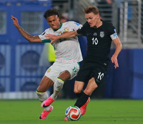 June 22, 2026, East Rutherford, New Jersey, USA: Senegal defender Ismail Jakobs (14) and Norway midfielder Martin Odegaard (10) battle for the ball during the June 22nd FIFA World Cup, WM, Weltmeisterschaft, Fussball 2026 matchup between Norway and Senegal at MetLife Stadium in East Rutherford, New Jersey. East Rutherford USA - ZUMAs325 20260622_zsp_s325_070 Copyright: xJessxStilesx