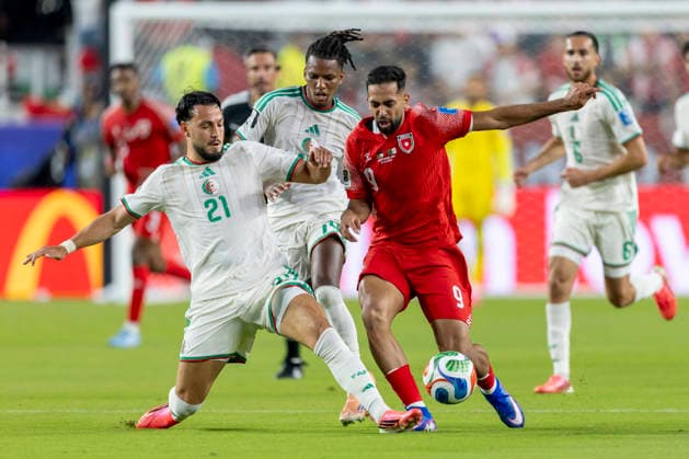 SANTA CLARA, CA - JUNE 22: Ramy Bensebaini 21 of Algeria takes the ball from Ali Olwan 9 of Jordan during the FIFA World Cup, WM, Weltmeisterschaft, Fussball Group J match between Jordan and Algeria on June 22, 2026 at San Francisco Bay Area Stadium in Santa Clara, CA. (Photo by Bob Kupbens Icon Sportswire) SOCCER: JUN 22 FIFA World Cup 26 Group J - Jordan vs Algeria EDITORIAL USE ONLY Icon260622030