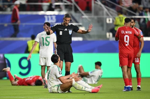 Jordan v Algeria - FIFA World Cup, WM, Weltmeisterschaft, Fussball 2026 - Group J SANTA CLARA, UNITED STATES - JUNE 22: Referee Slavko Vincic talks to Ramy Bensebaini of Algeria during the 2026 FIFA World Cup First Stage Group J match between Jordan and Algeria at Levi s Stadium (San Francisco Bay Area Stadium) in Santa Clara, California, United States on June 22, 2026. Tayfun Coskun Anadolu California United States. Editorial use only. Please get in touch for any other usage.  Copyright: x2026xAnadoluxTayfunxCoskunx