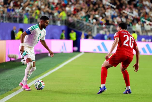 June 22, 2026, Santa Clara, California, USA: Santa Clara, USA - June 22 2026: Riyad Mahrez 7 of Algeria takes on Mohannad Abu Taha 20 of Jordan during a FIFA World Cup, WM, Weltmeisterschaft, Fussball group match between Jordan and Algeria at San Francisco Bay Area Stadium Santa Clara USA - ZUMAp121 20260622_zsp_p121_034 Copyright: xChrisxPutnamx