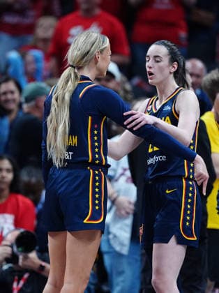 INDIANAPOLIS, IN - JUNE 22: Indiana Fever guard Caitlin Clark (22) talks to guard Sophie Cunningham (8) during a game against the Phoenix Mercury on June 22, 2026, at Gainbridge Fieldhouse in Indianapolis, Indiana. (Photo by Brian Spurlock Icon Sportswire) WNBA, Basketball Damen, USA JUN 22 Phoenix Mercury at Indiana Fever EDITORIAL USE ONLY Icon26062288