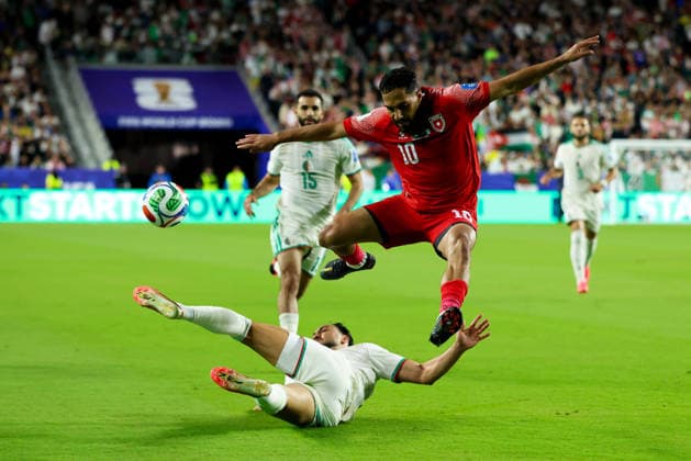June 22, 2026, Santa Clara, California, USA: Santa Clara, USA - June 22 2026: Mousa Al-Tamari 10 of Jordan is tackled by Ramy Bensebaini 21 of Algeria during a FIFA World Cup, WM, Weltmeisterschaft, Fussball group match between Jordan and Algeria at San Francisco Bay Area Stadium Santa Clara USA - ZUMAp121 20260622_zsp_p121_040 Copyright: xChrisxPutnamx