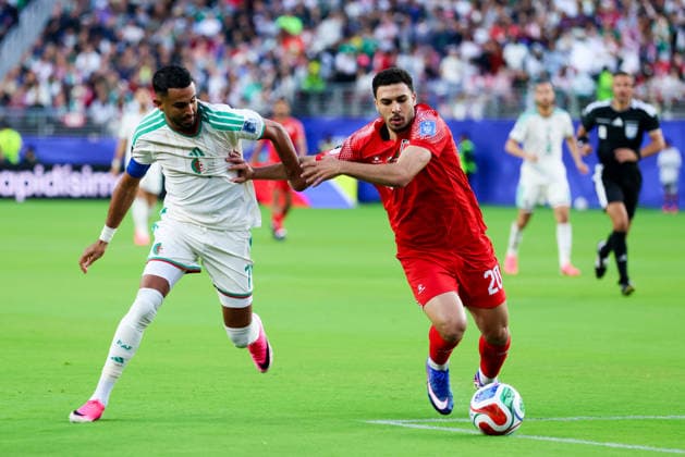 June 22, 2026, Santa Clara, California, USA: Santa Clara, USA - June 22 2026: Riyad Mahrez 7 of Algeria and Mohannad Abu Taha 20 of Jordan grapple during a FIFA World Cup, WM, Weltmeisterschaft, Fussball group match between Jordan and Algeria at San Francisco Bay Area Stadium Santa Clara USA - ZUMAp121 20260622_zsp_p121_083 Copyright: xChrisxPutnamx