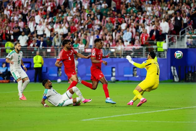 June 22, 2026, Santa Clara, California, USA: Santa Clara, USA - June 22 2026: Riyad Mahrez 7 of Algeria runs and shoots for goal during a FIFA World Cup, WM, Weltmeisterschaft, Fussball group match between Jordan and Algeria at San Francisco Bay Area Stadium Santa Clara USA - ZUMAp121 20260622_zsp_p121_114 Copyright: xChrisxPutnamx