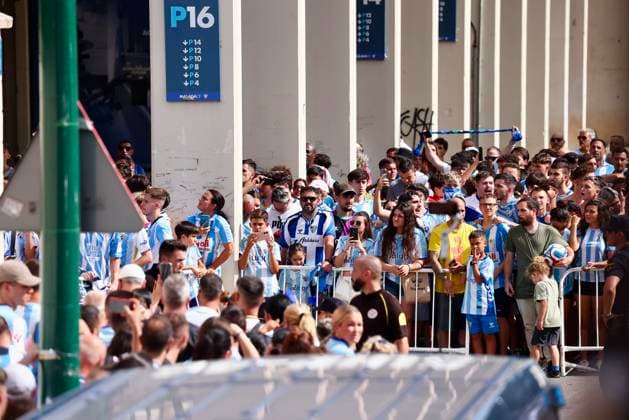 ESP: Malaga CF players celebrate their promotion to LaLiga Malaga CF players celebrate their promotion to LaLiga with fans during the parade through bus the streets of Malaga on June 22, 2026, in Malaga, Andalusia, Spain. Spain Futbol *** ESP Malaga CF players celebrate their promotion to LaLiga Malaga CF players celebrate their promotion to LaLiga with fans during a parade through the streets of Malaga on June 22, 2026, in Malaga, Andalusia, Spain Spain Soccer,detected_source_language Copyright: xAgenciaxLOFx