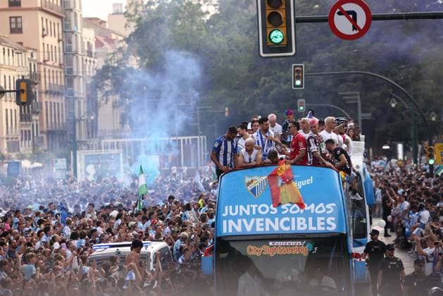 ESP: Malaga CF players celebrate their promotion to LaLiga Malaga CF players celebrate their promotion to LaLiga with fans during the parade through bus the streets of Malaga on June 22, 2026, in Malaga, Andalusia, Spain. Spain Futbol *** ESP Malaga CF players celebrate their promotion to LaLiga Malaga CF players celebrate their promotion to LaLiga with fans during a parade through the streets of Malaga on June 22, 2026, in Malaga, Andalusia, Spain Spain Soccer,detected_source_language Copyright: xAgenciaxLOFx