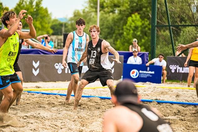 Severin Henrich ( 13; Deutschland Beachhandball Nationalmannschaft) steht konzentriert im Sand und behauptet sich gegen einen argentinischen Gegenspieler ( 14). Die Szene findet am Jarun See in Zagreb statt. IHF Beach Handball World Championship, WM, Weltmeisterschaft 2026, 23.06.2026, Zagreb, Jarun See *** Severin Henrich 13 A member of the German national beach handball team stands focused on the sand and holds his ground against an Argentine opponent 14 The scene takes place at Lake Jarun in Zagreb IHF Beach Handball World Championship 2026, June 23, 2026, Zagreb, Lake Jarun,detected_source_language Copyright: xspeedshotx xDorianfrickx
