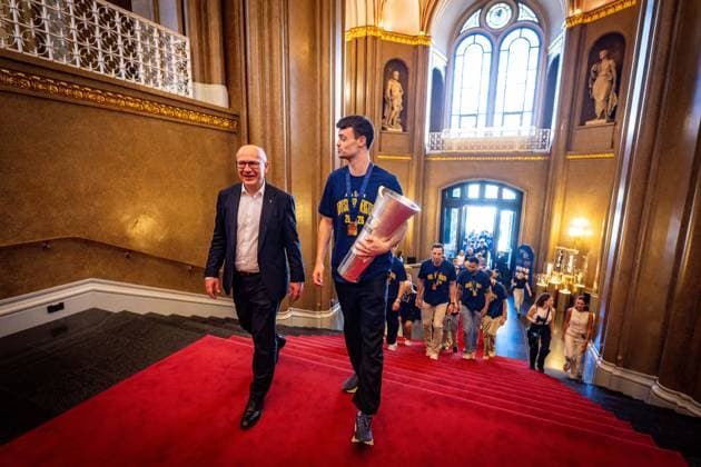 Basketball Berlin 23.06.2026 Saison 2025 2026 EasyCredit BBL 1. Bundesliga Alba Berlin ist Deutscher Meister 2026 Empfang beim Regierenden Bürgermeister von Berlin Kai Wegner im Roten Rathaus und Eintrag in das Goldene Buch der Stadt Berlin Kai Wegner begrüßt das Team und sieht sich den Pokal an Jonas Mattisseck (Alba Berlin, No.09) *** Basketball Berlin, June 23, 2026; 2025–2026 Season; EasyCredit BBL 1 Bundesliga; Alba Berlin is the 2026 German Champion; Reception hosted by Berlin’s Governing Mayor Kai Wegner at the Rotes Rathaus; and entry into the Golden Book of the City of Berlin; Kai Wegner welcomes the team and takes a look at the trophy. Jonas Mattisseck, Alba Berlin, No. 09,detected_source_language