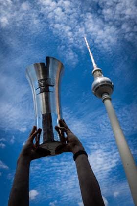 Basketball Berlin 23.06.2026 Saison 2025 2026 EasyCredit BBL 1. Bundesliga Alba Berlin ist Deutscher Meister 2026 Empfang beim Regierenden Bürgermeister von Berlin Kai Wegner im Roten Rathaus und Eintrag in das Goldene Buch der Stadt Berlin Deutscher Meister Pokal mit Fernsehturm *** Basketball Berlin June 23, 2026 2025–2026 Season EasyCredit BBL 1 Bundesliga Alba Berlin is the 2026 German Champion Reception hosted by Berlin’s Governing Mayor Kai Wegner at the Rotes Rathaus and entry into the Golden Book of the City of Berlin German Championship Trophy with the TV Tower,detected_source_language