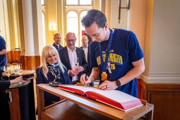 Basketball Berlin 23.06.2026 Saison 2025 2026 EasyCredit BBL 1. Bundesliga Alba Berlin ist Deutscher Meister 2026 Empfang beim Regierenden Bürgermeister von Berlin Kai Wegner im Roten Rathaus und Eintrag in das Goldene Buch der Stadt Berlin Justin Bean (Alba Berlin, No.34) *** Basketball Berlin June 23, 2026 2025–2026 Season EasyCredit BBL 1 Bundesliga Alba Berlin is the 2026 German Champion Reception hosted by Kai Wegner, Governing Mayor of Berlin, at the Rotes Rathaus and entry into the Golden Book of the City of Berlin Justin Bean, Alba Berlin, No. 34,detected_source_language