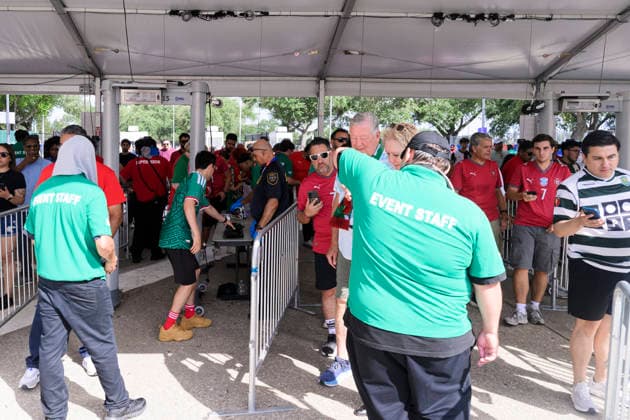 260623 Spectators enter the security check outside Houston stadium ahead of the FIFA World Cup, WM, Weltmeisterschaft, Fussball 2026 football match between Portugal and Uzbekistan on June 23, 2026 in Houston. Photo: Ludvig Thunman BILDBYRAN kod LT LT0803 fotboll football soccer fotball vm fotbolls-vm fotball-vm fotbolls-vm 2026 fifa world cup 2026 day 13 bbeng publik fans supporters *** June 23, 2026  Copyright: LUDVIGxTHUNMAN BB260623LT005