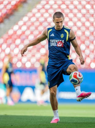 260623 Gustaf Lagerbielke of the Swedish national football team at a training session during day 13 of the FIFA World Cup, WM, Weltmeisterschaft, Fussball 2026 on June 23, 2026 in Dallas. Photo: Petter Arvidson BILDBYRAN kod PA PA1250 fotboll football soccer fotball vm fotbolls-vm fotball-vm fotbolls-vm 2026 fifa world cup 2026 träning practice training sverige sweden sverige a day 13 bbeng *** June 23, 2026  Copyright: PETTERxARVIDSON BB260623PA009