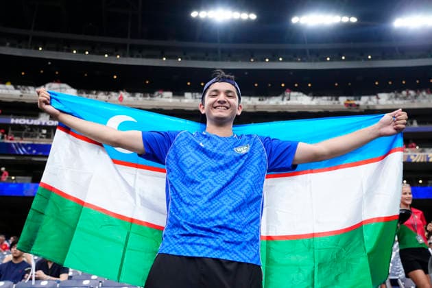 June 23, 2026, Houston, Texas, United States: Supporter of Uzbekistan poses for a photo with the Uzbekistan flag during the FIFA World Cup, WM, Weltmeisterschaft, Fussball 2026 Group K match between Portugal and Uzbekistan at Houston Stadium on June 23, 2026 in Houston, Texas. Portugal V Uzbekistan: Group K - FIFA World Cup 2026  - ZUMAa181 20260623_zaa_a181_033 Copyright: xJosexBretonx