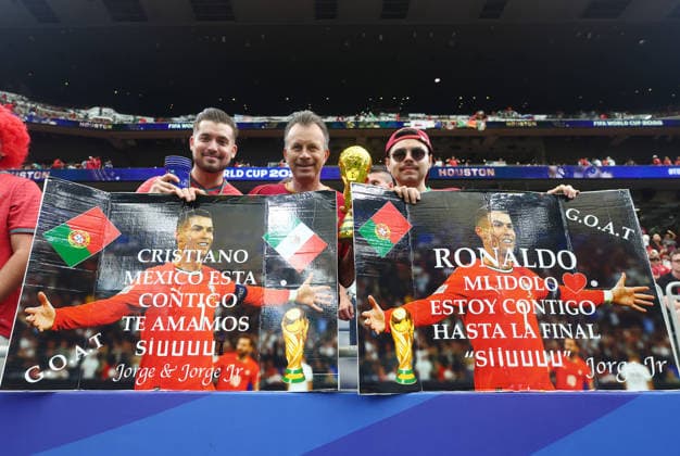 Fans of Portugal s Christiano Ronaldo show their support before the start of a FIFA World Cup, WM, Weltmeisterschaft, Fussball match against Uzbekistan at Houston Stadium in Houston, Texas, on Tuesday, June 23, 2026.  HOU20260623901 CHRISTIANxBRUNSKILL