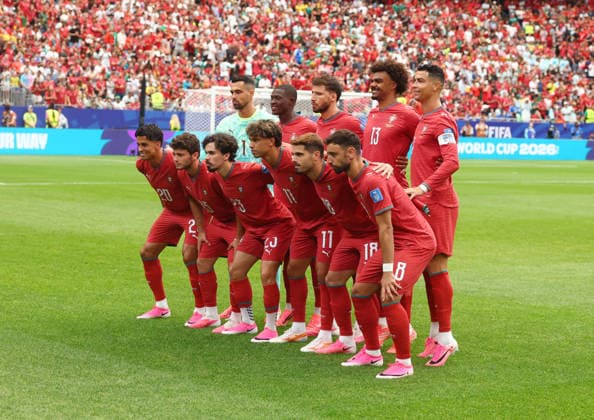 Portugal players pose for a photo before the start of a FIFA World Cup, WM, Weltmeisterschaft, Fussball match against Uzbekistan at Houston Stadium in Houston, Texas, on Tuesday, June 23, 2026.  HOU20260623908 CHRISTIANxBRUNSKILL