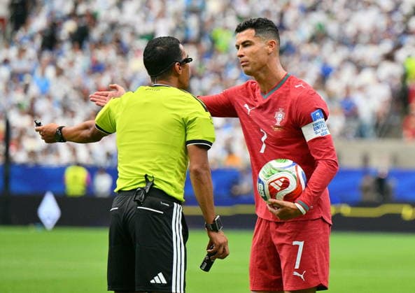 FIFA World Cup, WM, Weltmeisterschaft, Fussball 2026 - Group K - Portugal vs Uzbekistan Cristiano Ronaldo of Portugal argues with the referee during the FIFA World Cup 2026 group stage match Portugal against Uzbekistan, in Houston, USA, 23 June 2026. HOUSTON United States  Copyright: xSAMxWASSONx
