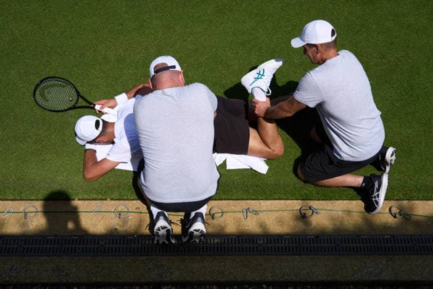 2026 Wimbledon, June 23, Practice LONDON, - JUNE 23: Novak Djokovic of Serbia receiving treatment for a stiff back during the 2026 Wimbledon, June 23, Practice at The all England club, Wimbledon on June 23, 2026 in London, GBR. London The all England club, Wimbledon GBR Copyright: xPeterxvanxdenxBerg ISIxPhotosx 9411