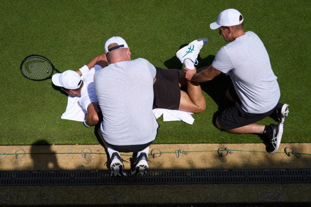 2026 Wimbledon, June 23, Practice LONDON, - JUNE 23: Novak Djokovic of Serbia receiving treatment for a stiff back during the 2026 Wimbledon, June 23, Practice at The all England club, Wimbledon on June 23, 2026 in London, GBR. London The all England club, Wimbledon GBR Copyright: xPeterxvanxdenxBerg ISIxPhotosx 9411