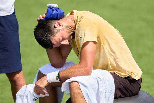 2026 Wimbledon, June 23, Practice LONDON, - JUNE 23: Novak Djokovic of Serbia cools down his neck with an icepack during the 2026 Wimbledon, June 23, Practice at The all England club, Wimbledon on June 23, 2026 in London, GBR. London The all England club, Wimbledon GBR Copyright: xPeterxvanxdenxBerg ISIxPhotosx 9411