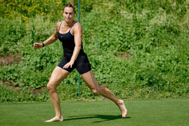 2026 Wimbledon, June 23, Practice LONDON, - JUNE 23: Aryna Sabalenka exercises with bare feet on the fresh grass during the 2026 Wimbledon, June 23, Practice at The all England club, Wimbledon on June 23, 2026 in London, GBR. London The all England club, Wimbledon GBR Copyright: xPeterxvanxdenxBerg ISIxPhotosx 9411