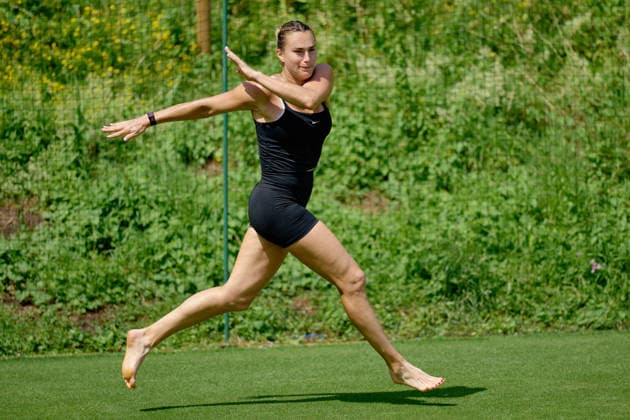 2026 Wimbledon, June 23, Practice LONDON, - JUNE 23: Aryna Sabalenka exercises with bare feet on the fresh grass during the 2026 Wimbledon, June 23, Practice at The all England club, Wimbledon on June 23, 2026 in London, GBR. London The all England club, Wimbledon GBR Copyright: xPeterxvanxdenxBerg ISIxPhotosx 9411