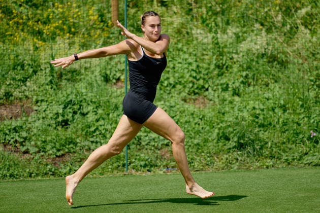 2026 Wimbledon, June 23, Practice LONDON, - JUNE 23: Aryna Sabalenka exercises with bare feet on the fresh grass during the 2026 Wimbledon, June 23, Practice at The all England club, Wimbledon on June 23, 2026 in London, GBR. London The all England club, Wimbledon GBR Copyright: xPeterxvanxdenxBerg ISIxPhotosx 9411
