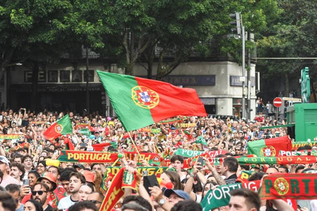 Torcida Portugal x Uzbequistão PORTO PT (PORTUGAL), PT - 23.06.2026: TORCIDA PORTUGAL X UZBEQUISTaO - Portuguese fans watch Portugal& 39;s second match in the 2026 FIFA World Cup, WM, Weltmeisterschaft, Fussball against Uzbekistan, in a broadcast from the Fan Zone set up in Praca de D. Joao I, in the center of Porto. The match, valid for the second round of Group K, is another step in the Portuguese national team, Nationalteam 39;s campaign in the World Cup being held in the United States, Canada and Mexico. (Photo: Daniela Maria Fotoarena) x2968354x  DanielaxMaria