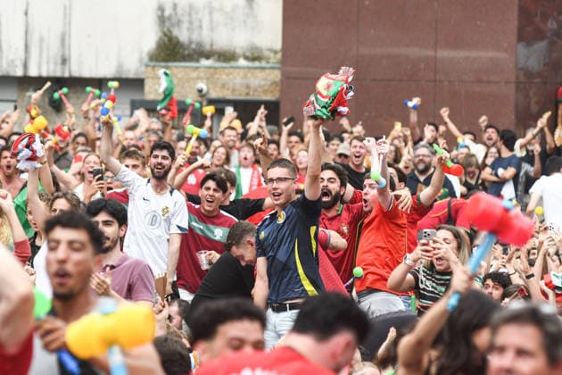 Torcida Portugal x Uzbequistão PORTO PT (PORTUGAL), PT - 23.06.2026: TORCIDA PORTUGAL X UZBEQUISTaO - Portuguese fans watch Portugal& 39;s second match in the 2026 FIFA World Cup, WM, Weltmeisterschaft, Fussball against Uzbekistan, in a broadcast from the Fan Zone set up in Praca de D. Joao I, in the center of Porto. The match, valid for the second round of Group K, is another step in the Portuguese national team, Nationalteam 39;s campaign in the World Cup being held in the United States, Canada and Mexico. (Photo: Daniela Maria Fotoarena) x2968344x  DanielaxMaria