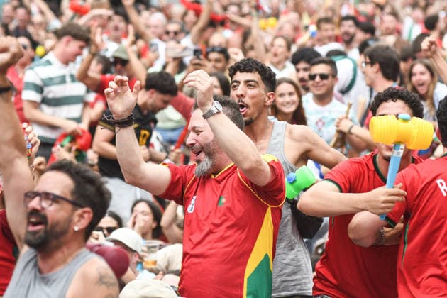 Torcida Portugal x Uzbequistão PORTO PT (PORTUGAL), PT - 23.06.2026: TORCIDA PORTUGAL X UZBEQUISTaO - Portuguese fans watch Portugal& 39;s second match in the 2026 FIFA World Cup, WM, Weltmeisterschaft, Fussball against Uzbekistan, in a broadcast from the Fan Zone set up in Praca de D. Joao I, in the center of Porto. The match, valid for the second round of Group K, is another step in the Portuguese national team, Nationalteam 39;s campaign in the World Cup being held in the United States, Canada and Mexico. (Photo: Daniela Maria Fotoarena) x2968346x  DanielaxMaria