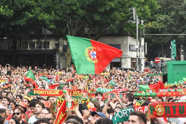 Torcida Portugal x Uzbequistão PORTO PT (PORTUGAL), PT - 23.06.2026: TORCIDA PORTUGAL X UZBEQUISTaO - Portuguese fans watch Portugal& 39;s second match in the 2026 FIFA World Cup, WM, Weltmeisterschaft, Fussball against Uzbekistan, in a broadcast from the Fan Zone set up in Praca de D. Joao I, in the center of Porto. The match, valid for the second round of Group K, is another step in the Portuguese national team, Nationalteam 39;s campaign in the World Cup being held in the United States, Canada and Mexico. (Photo: Daniela Maria Fotoarena) x2968353x  DanielaxMaria